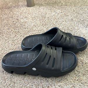 Men’s Cole Haan zero grand slides. Size 11